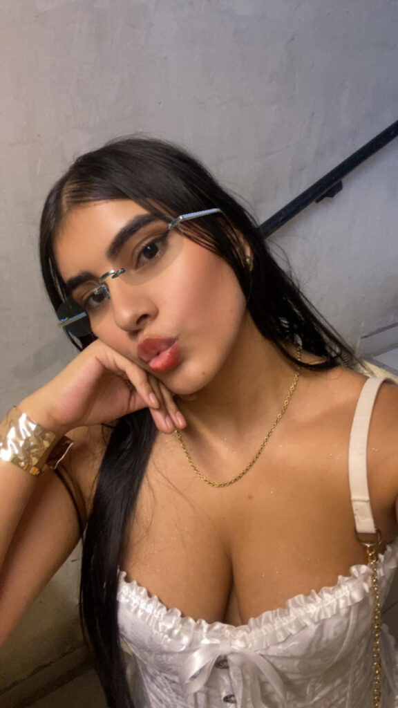 AlaraKey sending a virtual kiss to all her fans