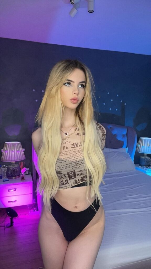 AmirraLovely long blonde hair and big beautiful eyes