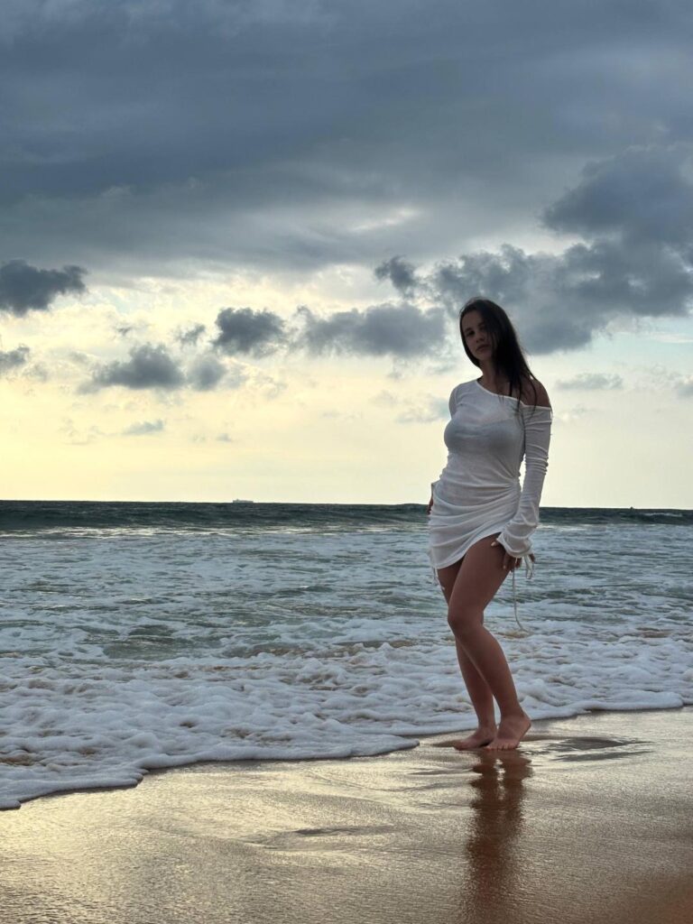 LilyMeeow the ocean and the beach belongs to her