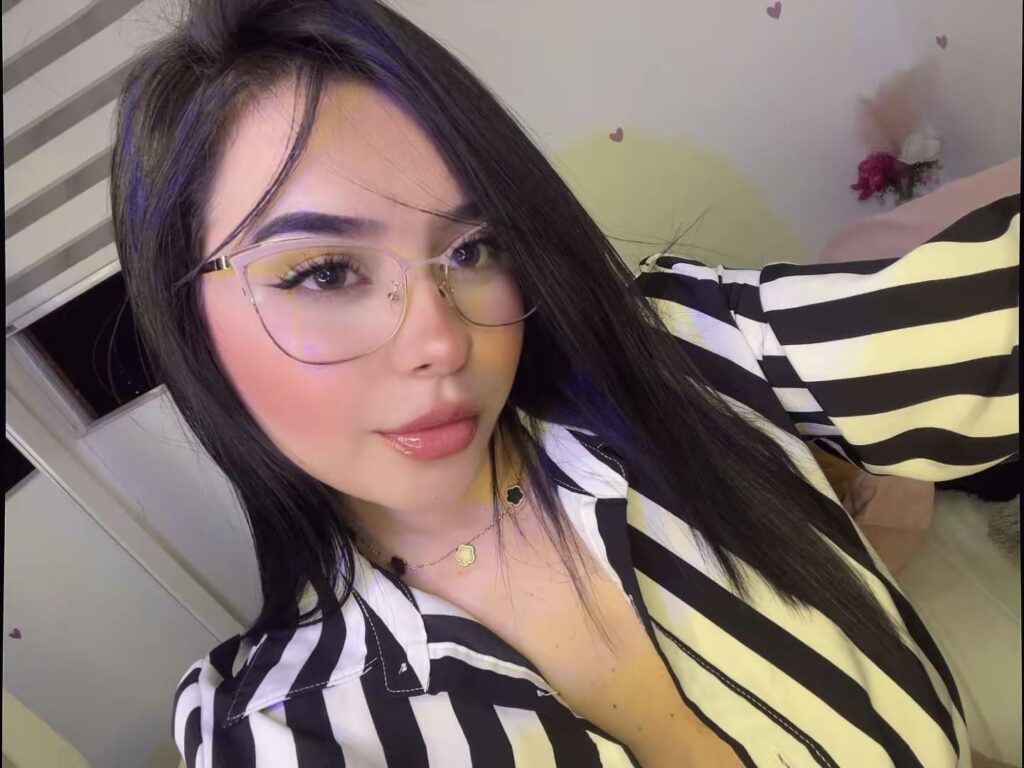 MiaAylen don't you find her sexy with those glasses?