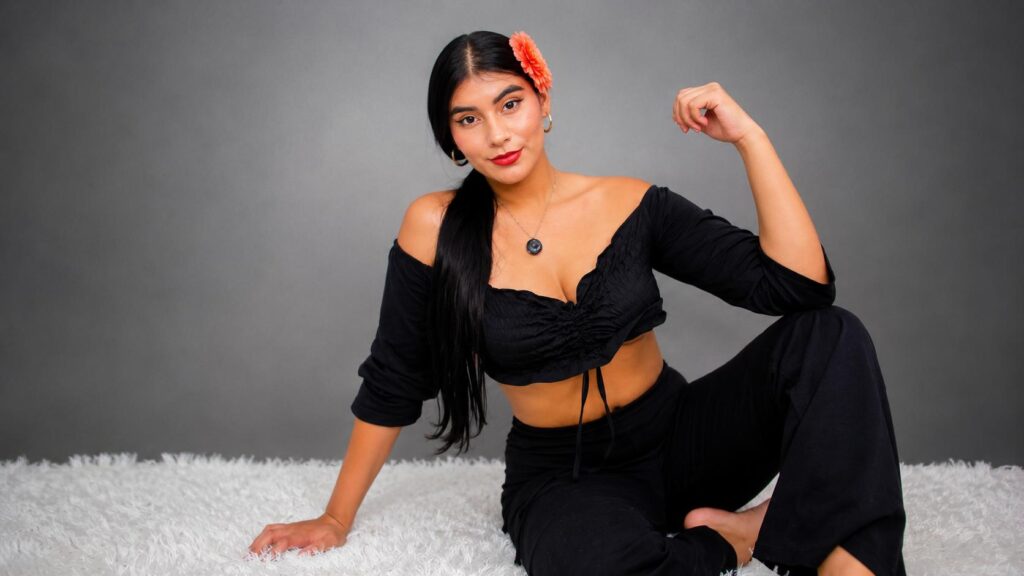 AlaraKey simple a sex bomb ready to show everything